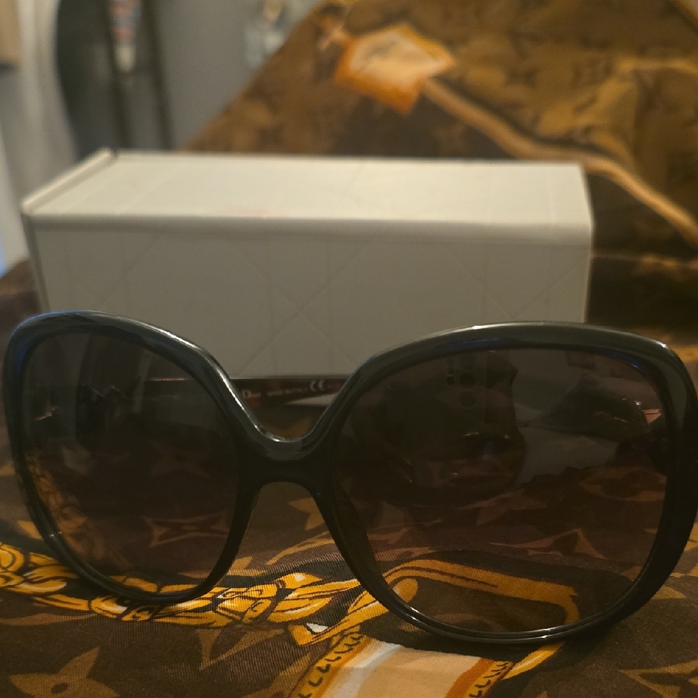 Elegant Black Sunglasses